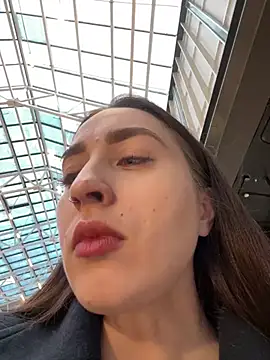 Holly Play online show from 01.04.25