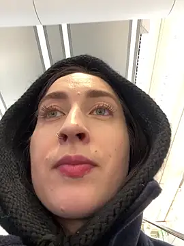 Holly Play online show from 02.11.25