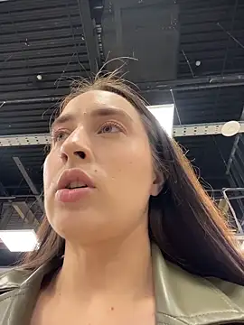 Holly Play online show from 11.05.25