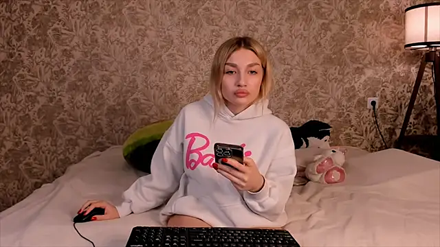 Ella Milla online show from 03.04.25