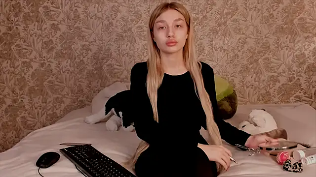 Ella Milla online show from 03.11.25
