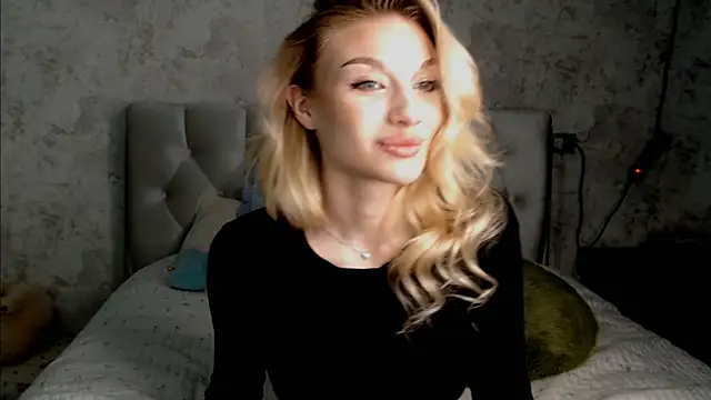 Snapshot of Ella_Milla chatting on 06.10.26 Ella Milla online show from 06.10.26