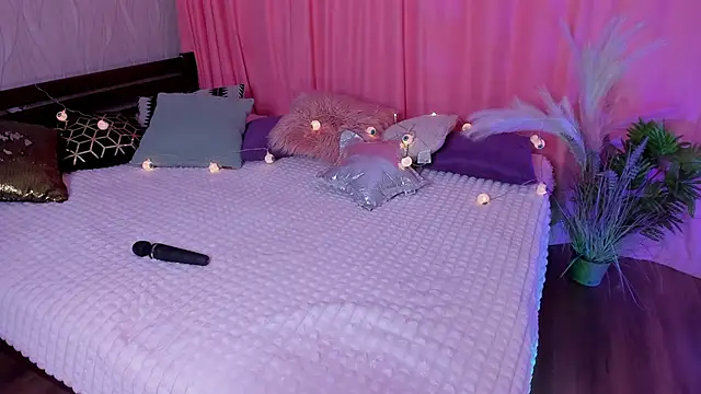 Snapshot of Miss_Elia chatting on 12.17.24 Miss Elia online show from 12.17.24