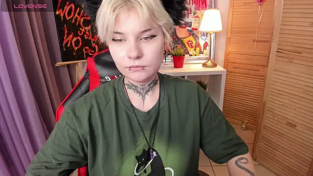 Snapshot of mekurisu chatting on 03.22.25 mekurisu online show from 03.22.25