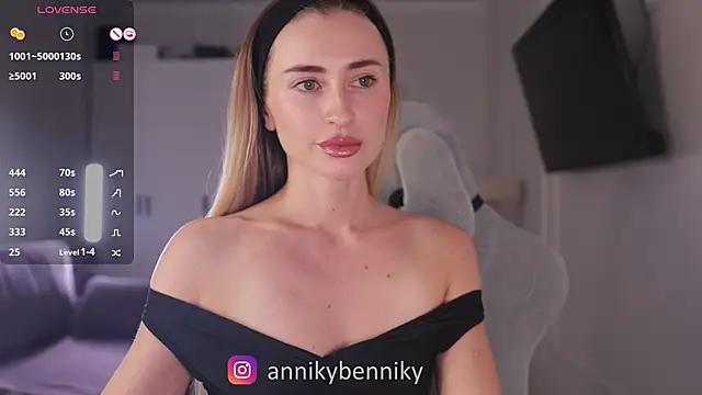 Coconutkittyy online show from 02.17.25