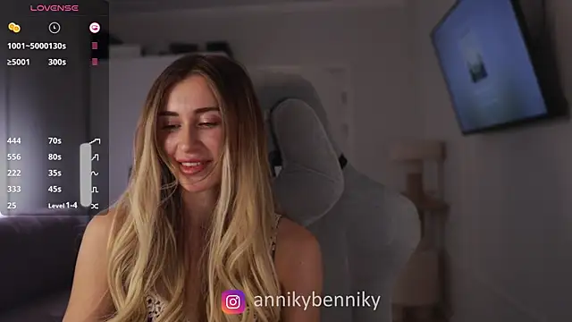 Coconutkittyy online show from 02.18.25