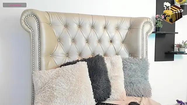 Snapshot of AlexaFoxy18 chatting on 02.14.25 AlexaFoxy18 online show from 02.14.25