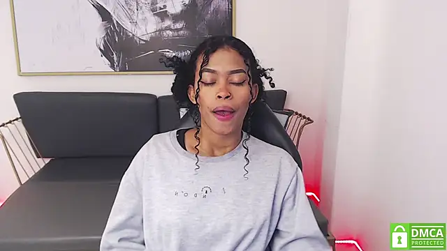 Snapshot of Shenna_brunette_ chatting on 01.22.25 Shenna brunette online show from 01.22.25