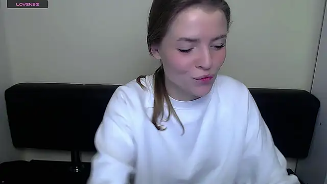 Snapshot of MissOliviaa_ chatting on 12.18.24 MissOliviaa online show from 12.18.24