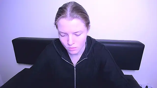 Snapshot of MissOliviaa_ chatting on 02.04.25 MissOliviaa online show from 02.04.25