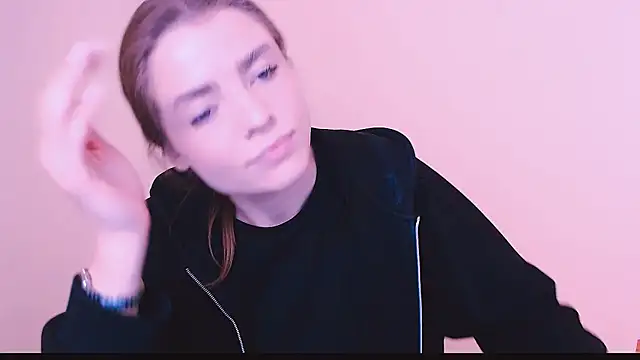 Snapshot of MissOliviaa_ chatting on 02.10.25 MissOliviaa online show from 02.10.25