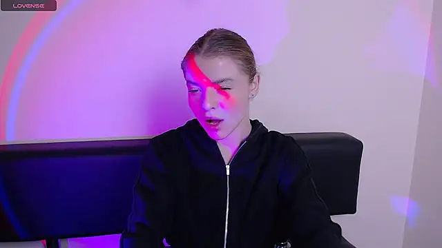 Snapshot of MissOliviaa_ chatting on 10.27.25 MissOliviaa online show from 10.27.25