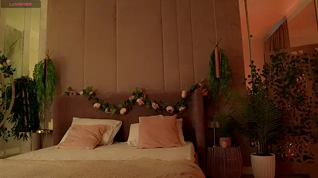 Smiley Mia online show from 10.12.25