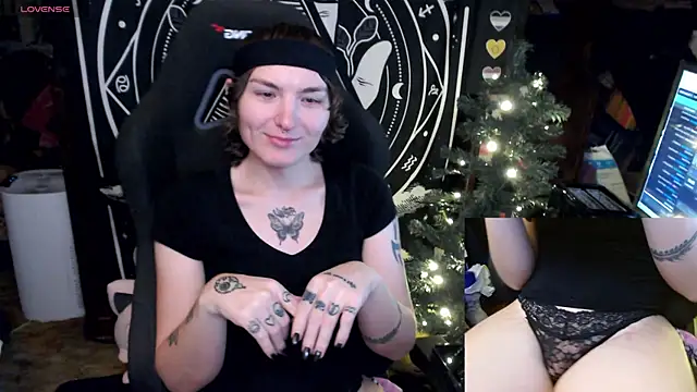 Snapshot of BrandiWRLD_999 chatting on 12.27.24 BrandiWRLD 999 online show from 12.27.24