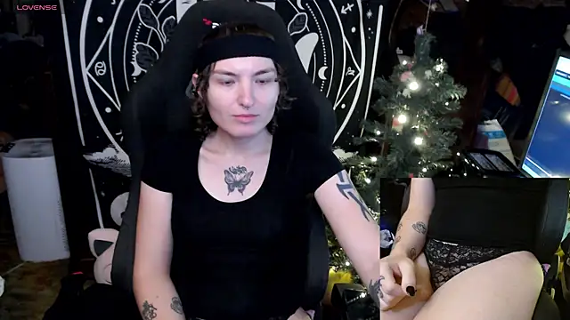 Snapshot of BrandiWRLD_999 chatting on 12.28.24 BrandiWRLD 999 online show from 12.28.24