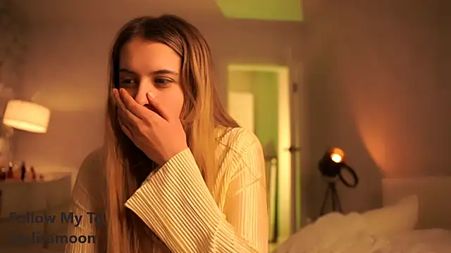 elisa moon online show from 03.16.25