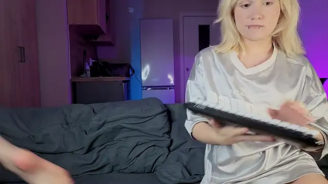 Snapshot of Gregory_Byyrd chatting on 10.18.25 Gregory Byyrd online show from 10.18.25