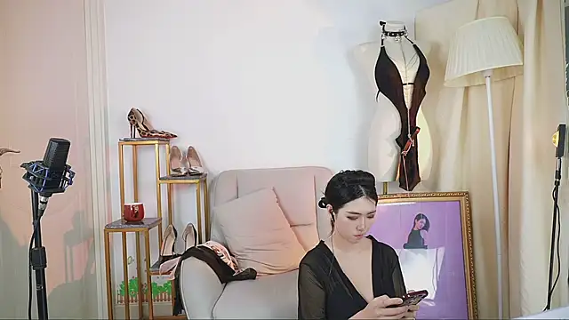 Snapshot of siji_kiki chatting on 12.27.24 siji kiki online show from 12.27.24