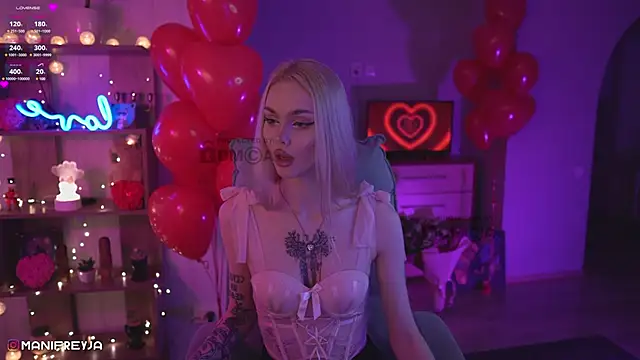 Snapshot of ManiFreyja chatting on 02.14.25 ManiFreyja online show from 02.14.25