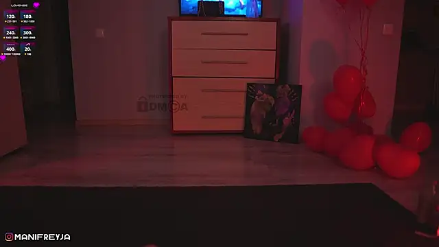 Snapshot of ManiFreyja chatting on 03.04.25 ManiFreyja online show from 03.04.25