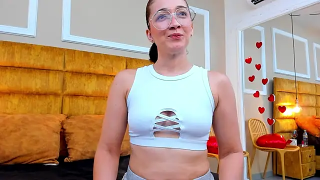 Snapshot of adarussell chatting on 02.24.25 adarussell online show from 02.24.25