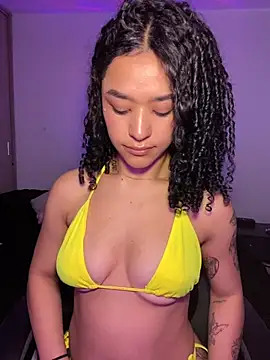 Snapshot of Crystal_Dluna chatting on 11.20.25 Crystal Dluna online show from 11.20.25