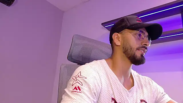 Snapshot of tony_muscle chatting on 04.15.26 tony muscle online show from 04.15.26