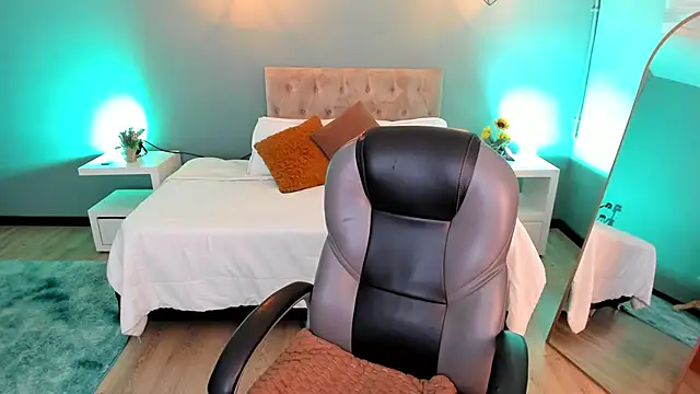 Snapshot of Nora_Vennucci chatting on 09.11.25 Nora Vennucci online show from 09.11.25