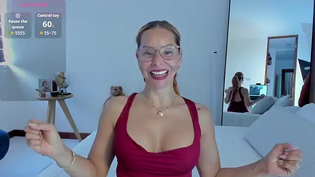 Snapshot of AvaCollinss chatting on 10.21.25 AvaCollinss online show from 10.21.25