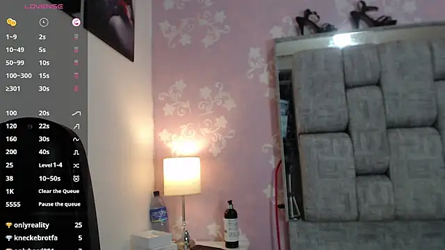 Snapshot of KarinaSimonz chatting on 12.18.24 KarinaSimonz online show from 12.18.24