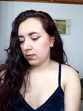 Snapshot of Emi_chik chatting on 02.14.25 Emi chik online show from 02.14.25