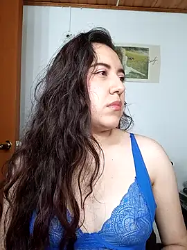 Snapshot of Emi_chik chatting on 10.25.25 Emi chik online show from 10.25.25