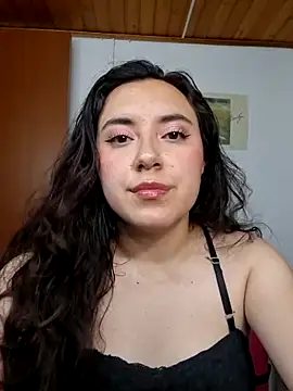 Snapshot of Emi_chik chatting on 05.29.26 Emi chik online show from 05.29.26