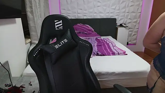 AmazingCurvy online show from 01.01.25