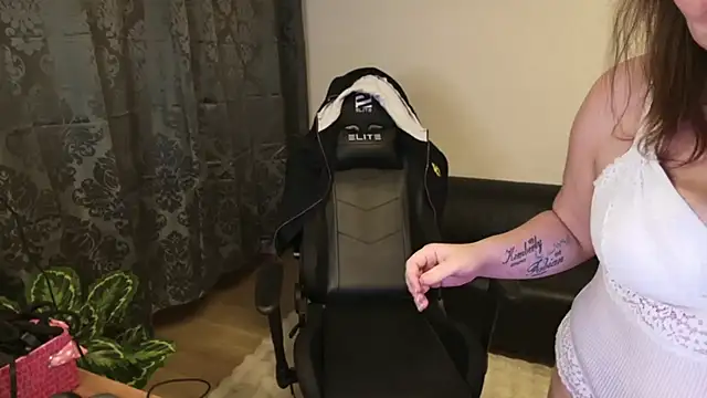 AmazingCurvy online show from 02.13.25