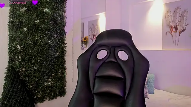 Snapshot of Ashley_Evans18 chatting on 11.20.25 Ashley Evans18 online show from 11.20.25