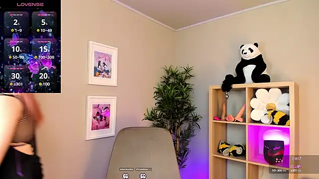 Snapshot of HakuRukushka chatting on 03.04.25 HakuRukushka online show from 03.04.25