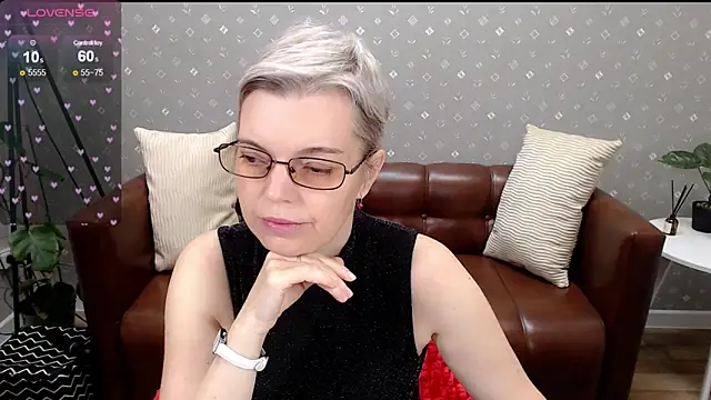 Snapshot of Cutie_Erikaa1 chatting on 10.14.25 Cutie Erikaa1 online show from 10.14.25