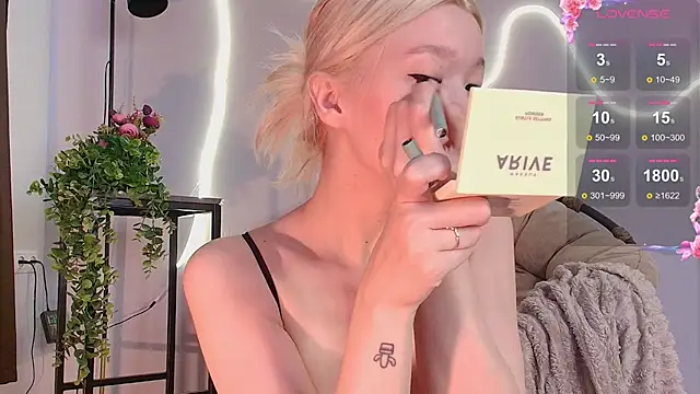 Snapshot of milli_sun_ chatting on 09.18.25 milli sun online show from 09.18.25