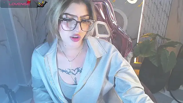 Snapshot of Kitty_fox_b chatting on 10.31.25 Kitty fox b online show from 10.31.25