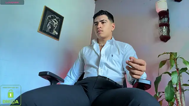 Snapshot of Adrian_Mill3r chatting on 11.04.25 Adrian Mill3r online show from 11.04.25