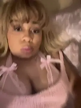 Snapshot of camiliaskye chatting on 12.23.24 camiliaskye online show from 12.23.24