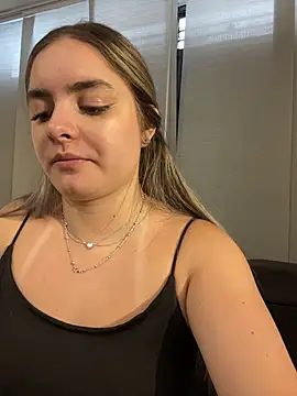 Snapshot of imlindapink chatting on 10.10.25 imlindapink online show from 10.10.25