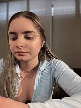 Snapshot of imlindapink chatting on 10.15.25 imlindapink online show from 10.15.25