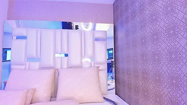 Valery Foxx  online show from 12.17.24