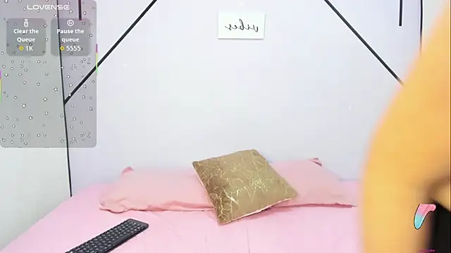 Snapshot of LisaWhite_ chatting on 11.12.25 LisaWhite online show from 11.12.25