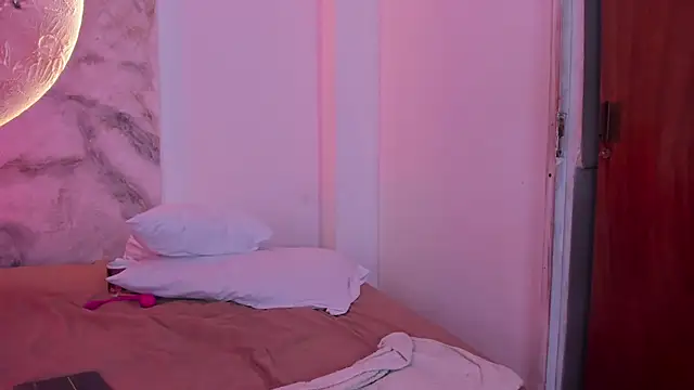 Snapshot of JulietaKane chatting on 02.15.26 JulietaKane online show from 02.15.26