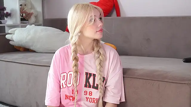 norakisses online show from 03.18.26