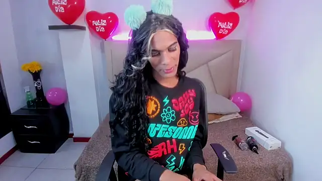 Snapshot of Strella_ferrera chatting on 02.15.25 Strella ferrera online show from 02.15.25