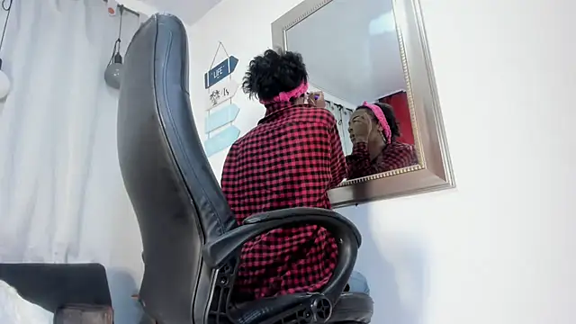 Snapshot of Strella_ferrera chatting on 03.12.25 Strella ferrera online show from 03.12.25